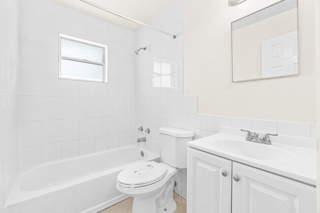 Building Photo - 4869 Gulfstream Rd