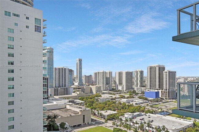 Building Photo - 1900 N Bayshore Dr