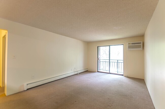Building Photo - 19 Country Club Dr
