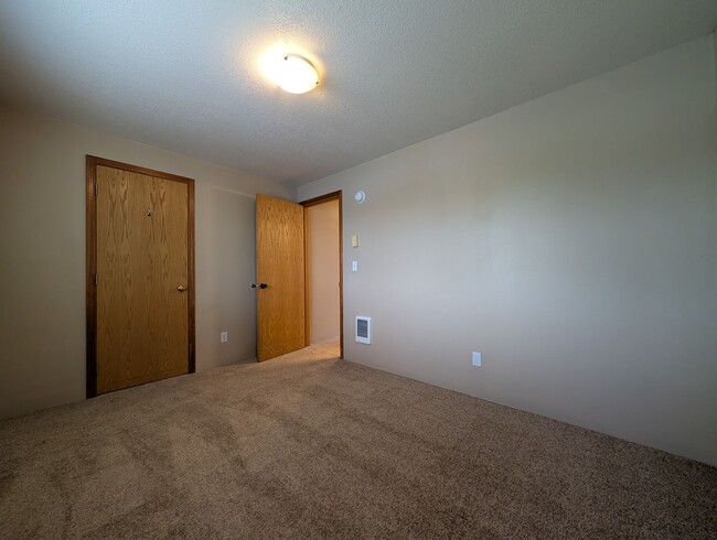 Building Photo - Nice 2bed/1.5 bath townhome- Great Springf...