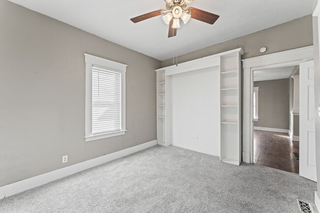 Building Photo - Charming 2 Bed, 1 Bath Lenexa Home with Modern Amenities!