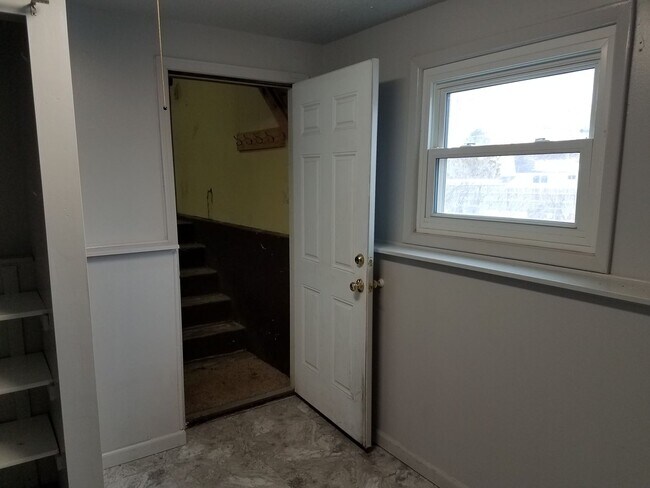 Building Photo - House For Lease