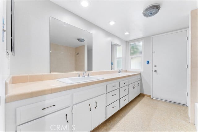 Building Photo - 2128 Valle Dr