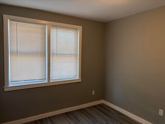 Building Photo - Newly Renovated 2 Story Townhouse in Garde...
