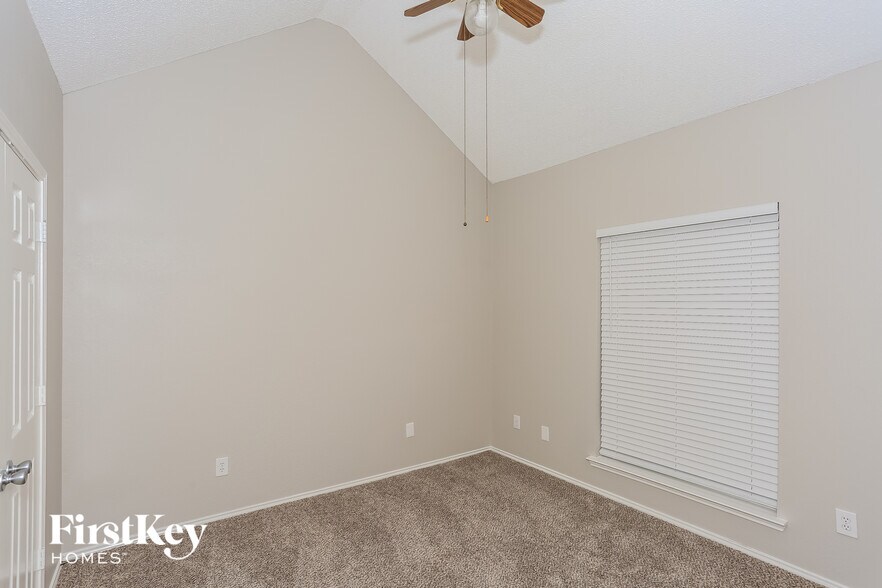 Building Photo - 2136 Mahogany St