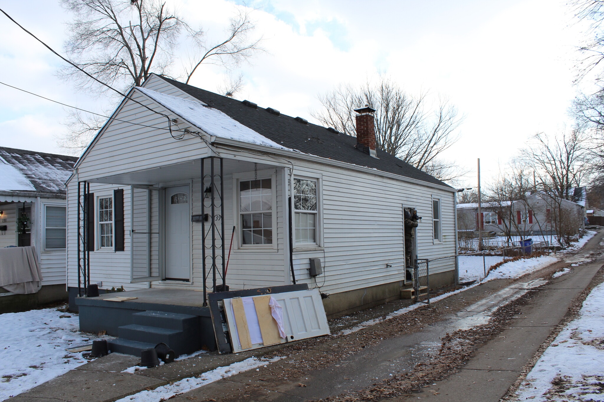 Side door going in. - 1395 Ross Ave