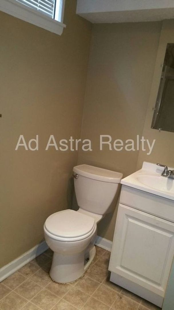 Building Photo - Shawnee Duplex-Available NOW!!
