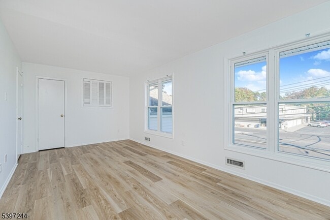 Building Photo - 17 Throckmorton Ln