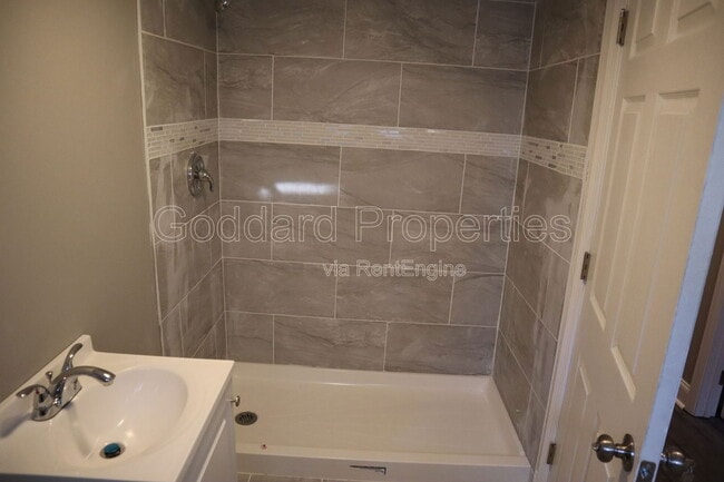 Building Photo - 5916 Northwood Dr