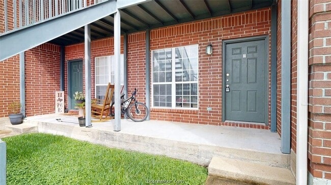 Building Photo - 1507 Hollowhill Drive Unit A