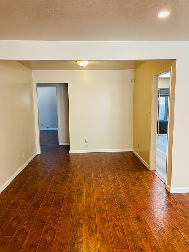 Building Photo - 3 bed /2 bath home in East Sac