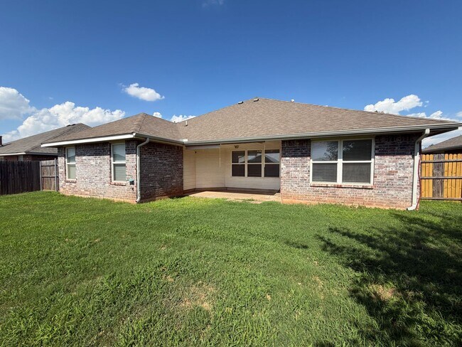 Building Photo - 411 S Pointe Ln