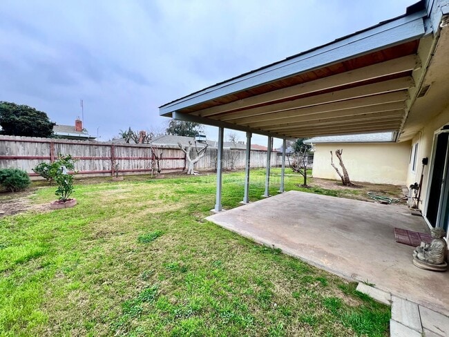 Building Photo - 529 E Escalon Ave