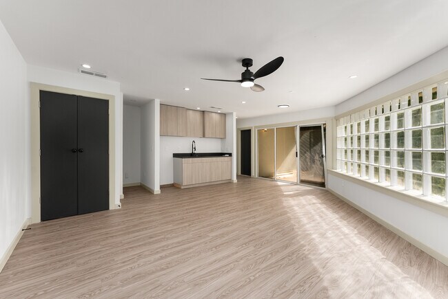 Building Photo - 335 Eureka Dr NE