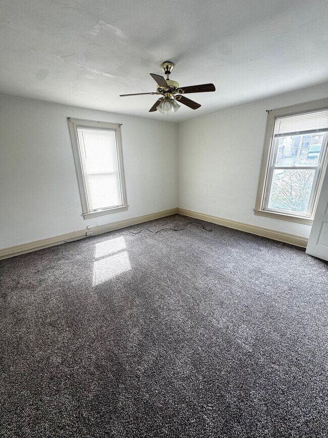 Building Photo - Welcome Home to 1101 Fredonia!