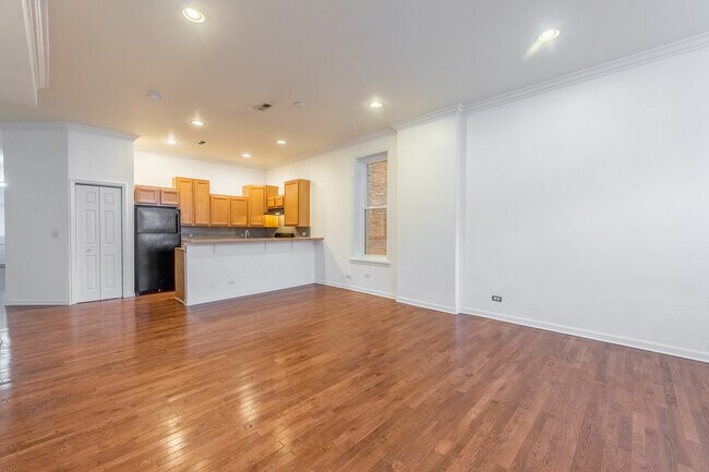 Building Photo - 910 W 19th Pl