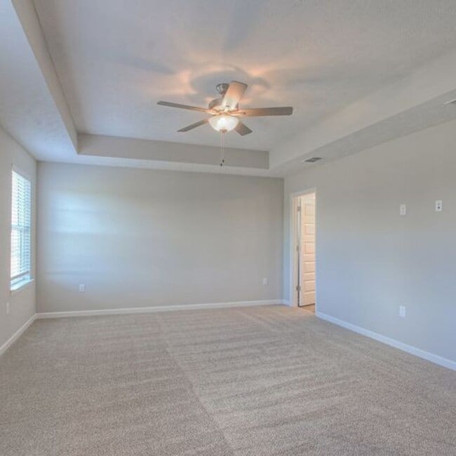 Building Photo - Upgraded, Luxury Townhouse