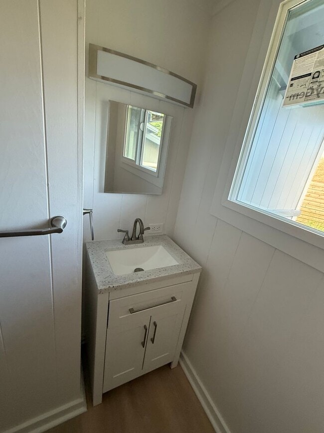 Building Photo - Fully renovated Laukona 5 bed 3 bath home