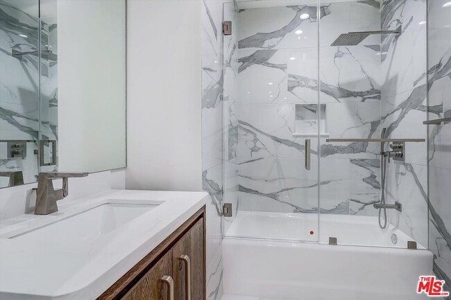 Building Photo - 100 S Doheny Dr