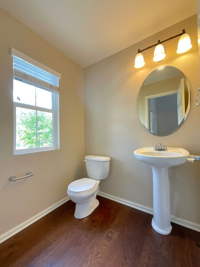Building Photo - 3 Bedroom Home Available Near Barnes Rd & ...