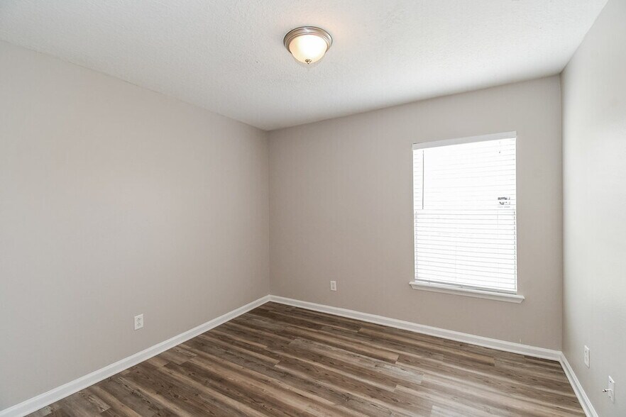 Building Photo - 2284 Brian Lakes Dr E