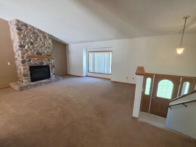 Building Photo - 4 Bedroom 2 Bathroom Home on 5 Acres with Shop, New Deck & Attached Garage