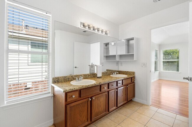 Building Photo - 905 Rocking Spur Cove