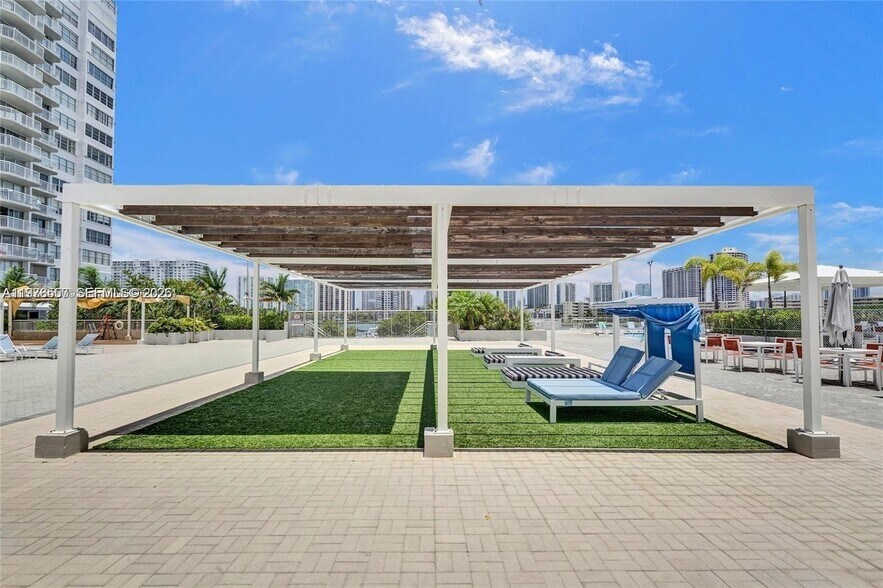 Building Photo - 18031 Biscayne Blvd