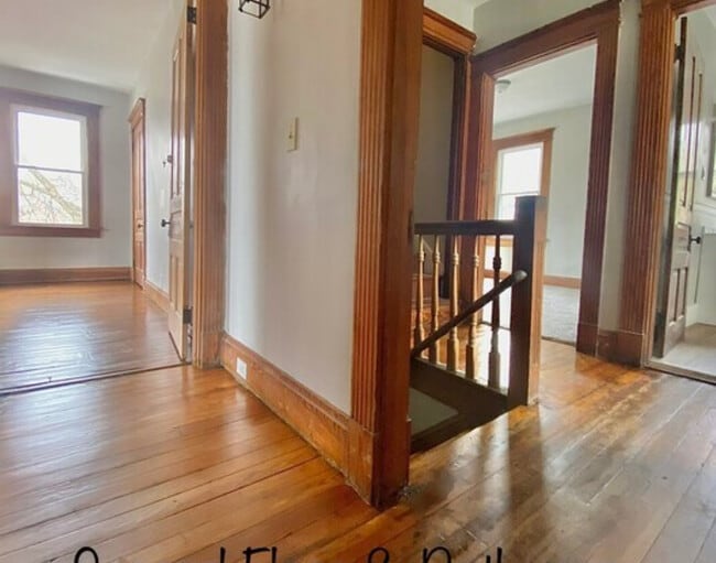 Building Photo - 287 Earnshaw Ave
