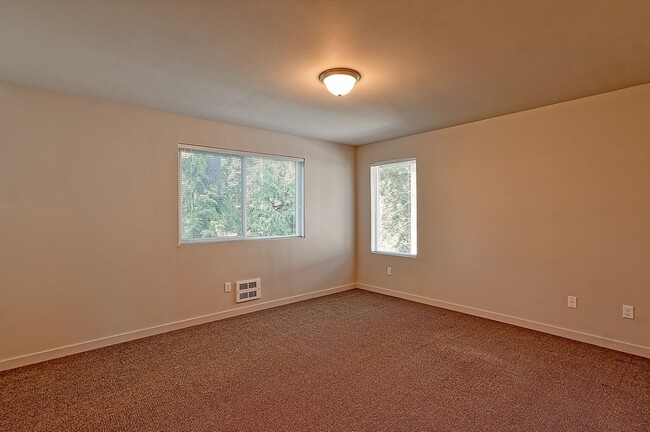 Building Photo - Luxury 4 Bdrm Townhome - Dual Primary Suites!