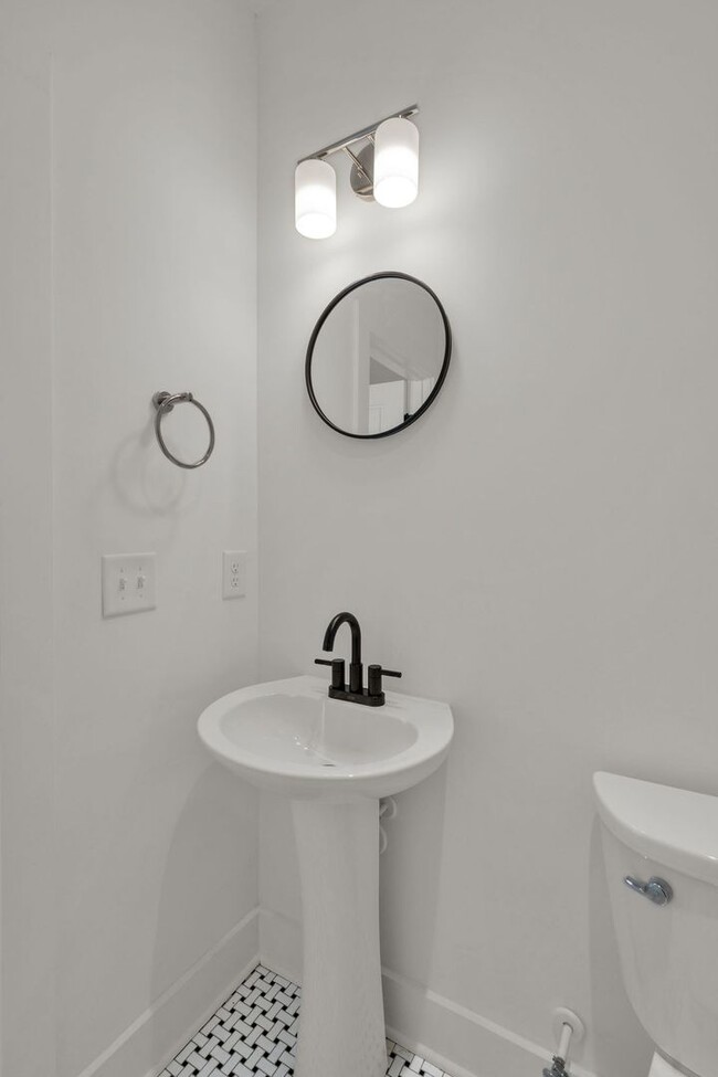 Building Photo - Modern Living In East Nashville!