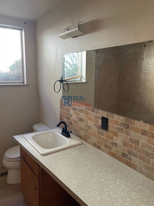 Building Photo - 1103 1/2 Emigh St-