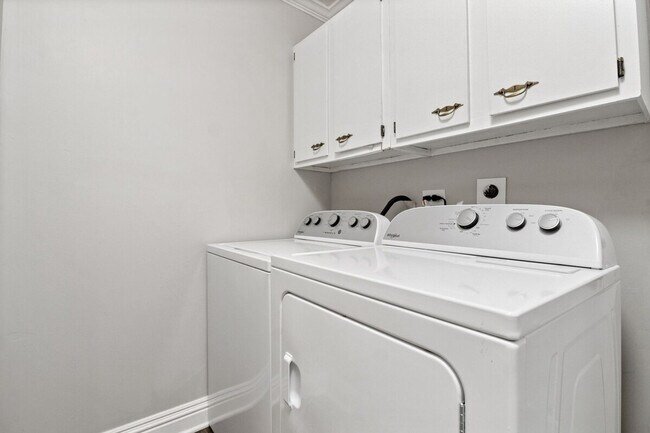 Building Photo - 1121 Johnston Dr