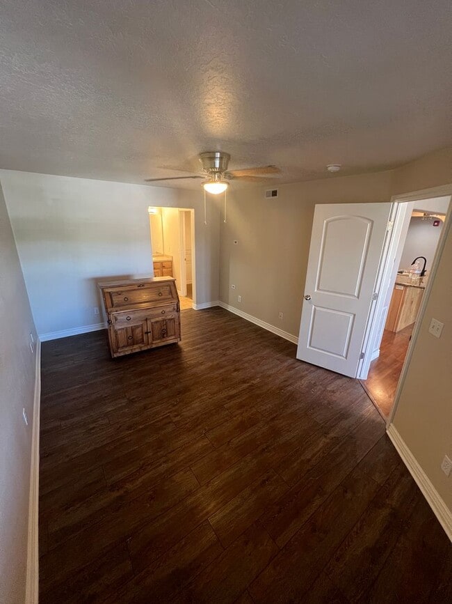 Building Photo - Beautiful Daybreak Condo