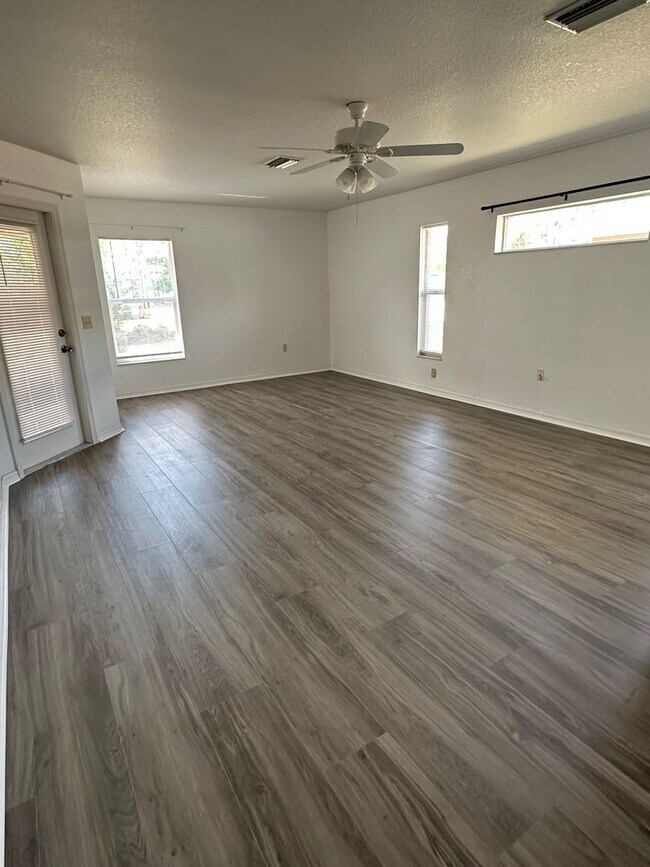 Building Photo - GREAT LOCATION! Four bedrooms, 3 Baths, Family Room