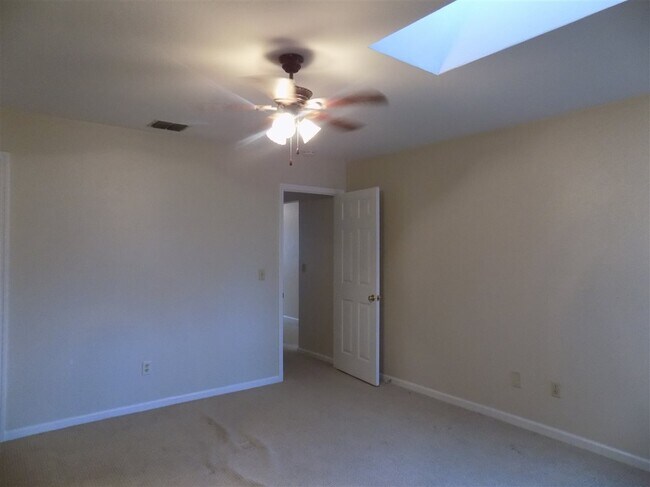 Building Photo - 806 Jamestown Ct