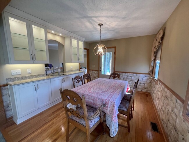 Building Photo - Home For Rent Bellevue.