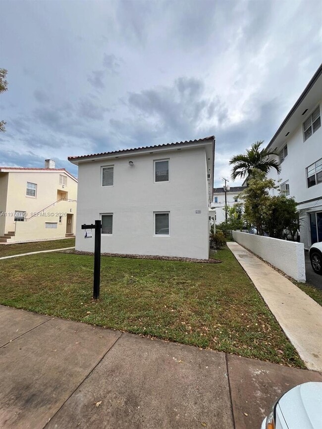 Building Photo - 510 Santander Ave