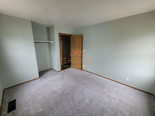 Building Photo - CENTRALLY LOCATED 3BR HOME