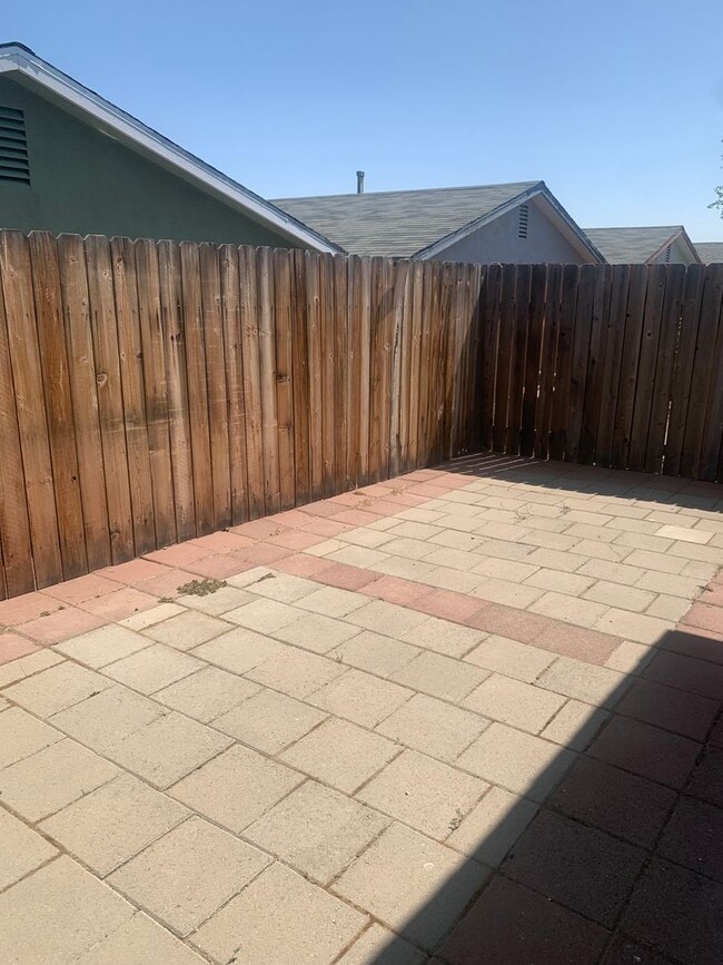 Building Photo - 3 Bed 2 bath House in City of Tehachapi!