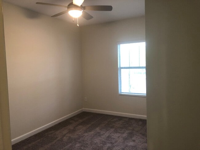 Building Photo - Lakefront Single Story 3/2 Home  FREE washer dryer, Internet, Cable and Phone