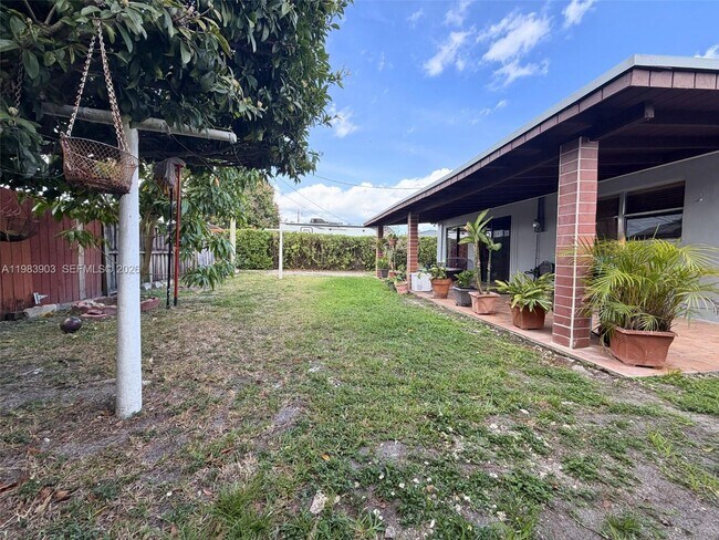 Building Photo - 9255 SW 43rd Terrace