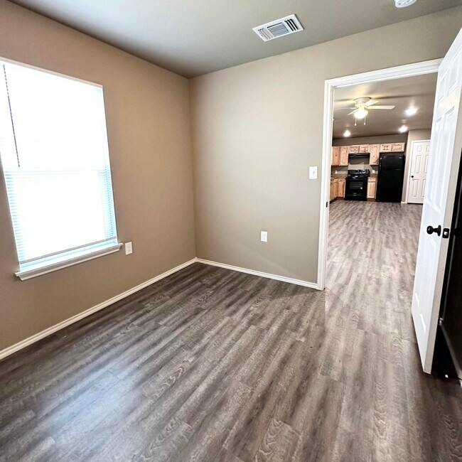 Building Photo - 524 46th St