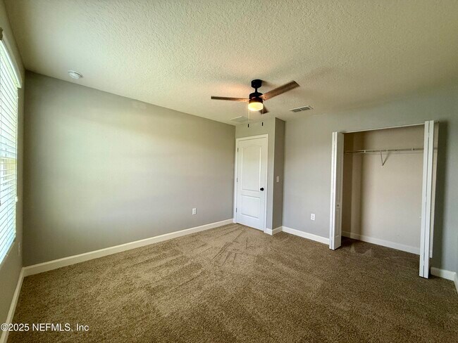 Building Photo - 2200 Pebble Point Dr