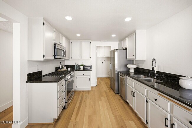 Building Photo - 974 Quarterhorse Ln