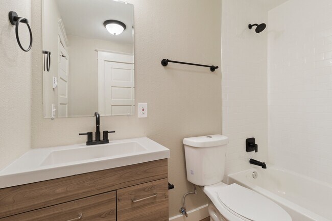 Building Photo - Charming 2BR Home in Prime Tacoma Location...