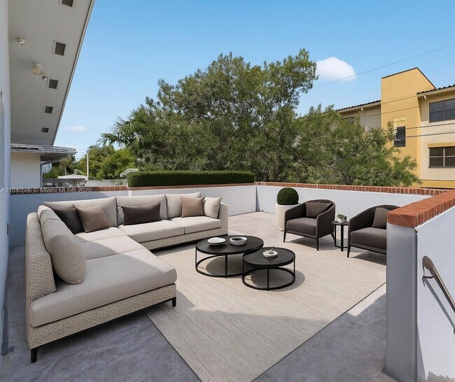 Building Photo - 539 Menendez Ave