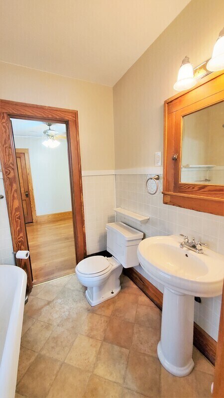 Building Photo - 1032 Maplewood Dr NE