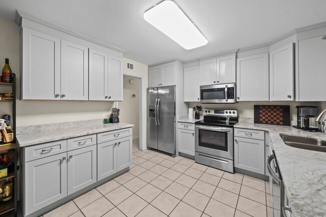 Building Photo - 527 Red Oak Rd