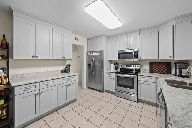 Building Photo - Southside Savannah Gem – 4BR Home in Windsor Forest with Sunroom & Patio